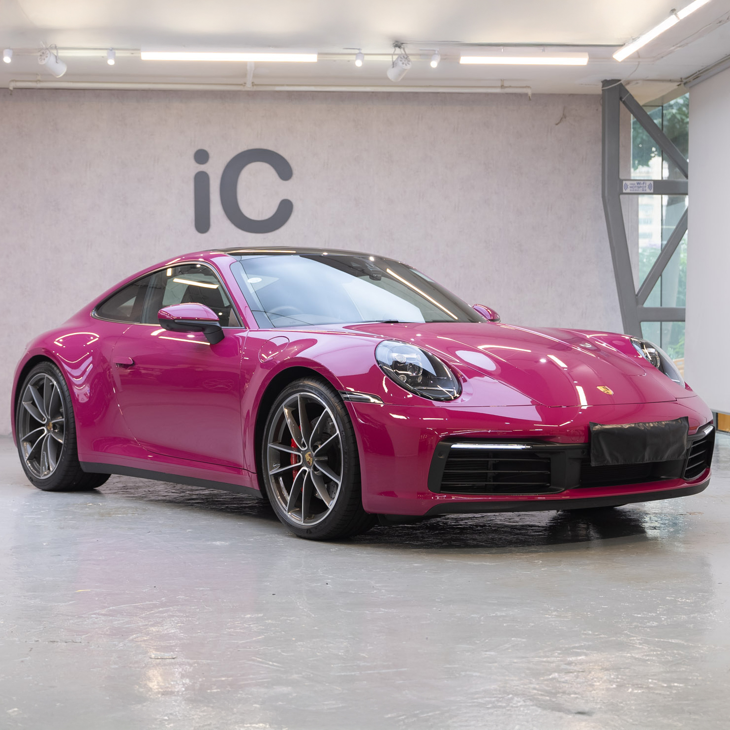 Ruby Star Porsche 911(992)