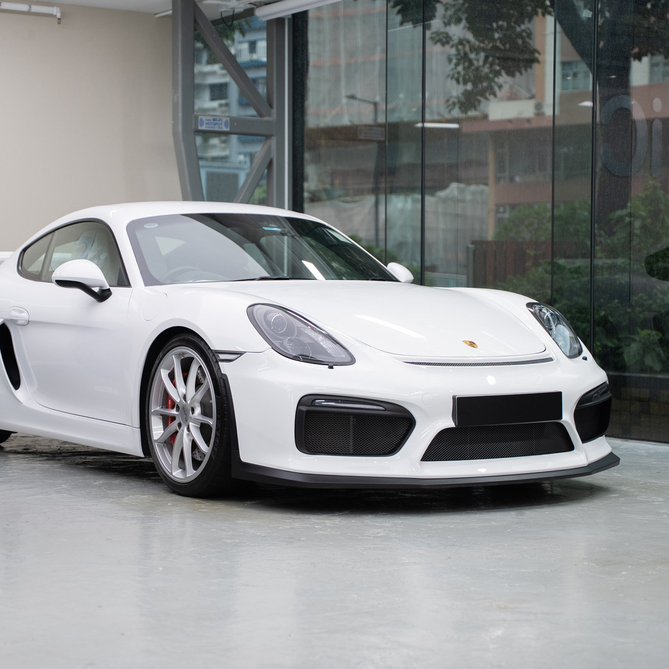 Solid White Porsche 981 Cayman GT4